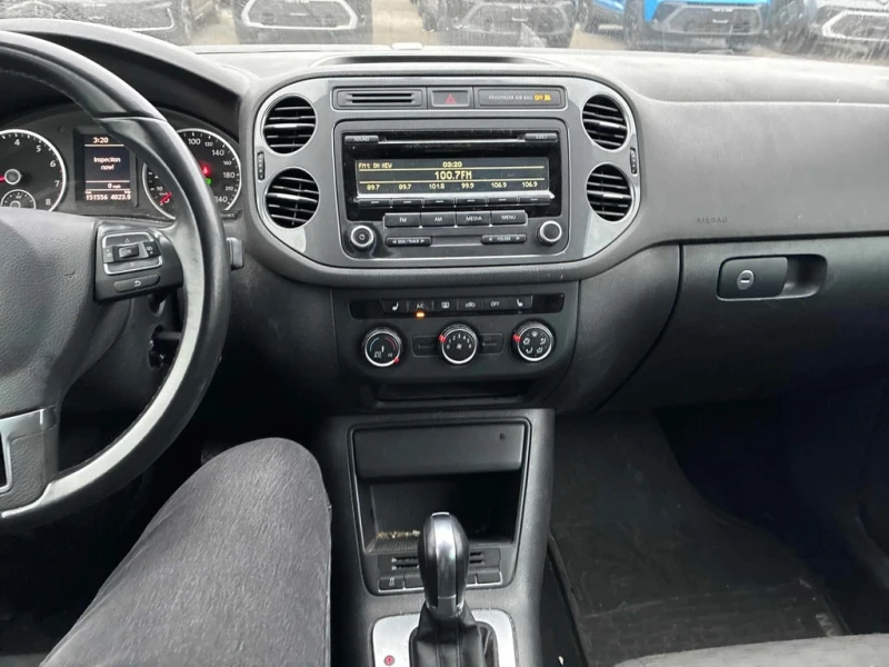 VW Tiguan * 2WD 4dr Auto * CARFAX * БЕЗ ПЪРВОНАЧАЛНА ВНОСКА, снимка 9 - Автомобили и джипове - 53158874