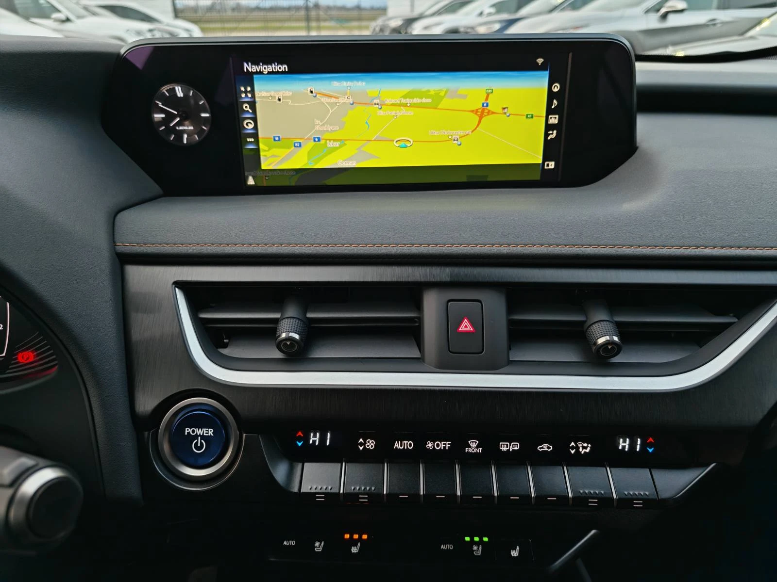 Lexus UX 250h TRIPLE-BEAM LED/Подгрев/Обдухване/Камера 360/HUB, снимка 15 - Автомобили и джипове - 54178613