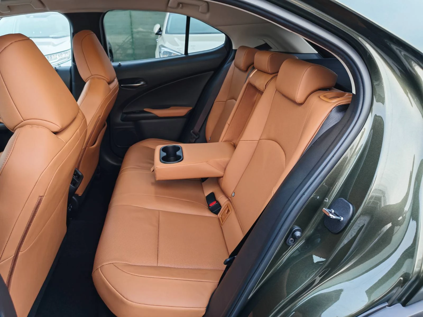 Lexus UX 250h TRIPLE-BEAM LED/Подгрев/Обдухване/Камера 360/HUB, снимка 13 - Автомобили и джипове - 54178613