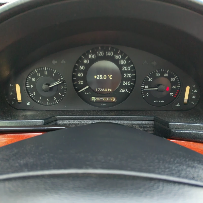 Mercedes-Benz E 200, снимка 4 - Автомобили и джипове - 52368457