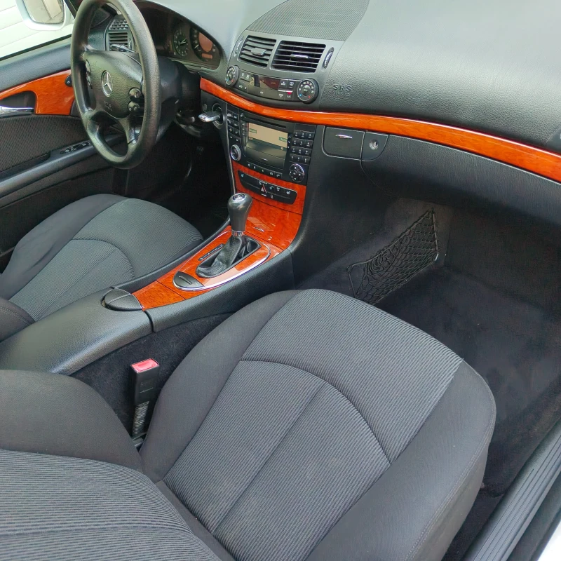 Mercedes-Benz E 200, снимка 14 - Автомобили и джипове - 52368457