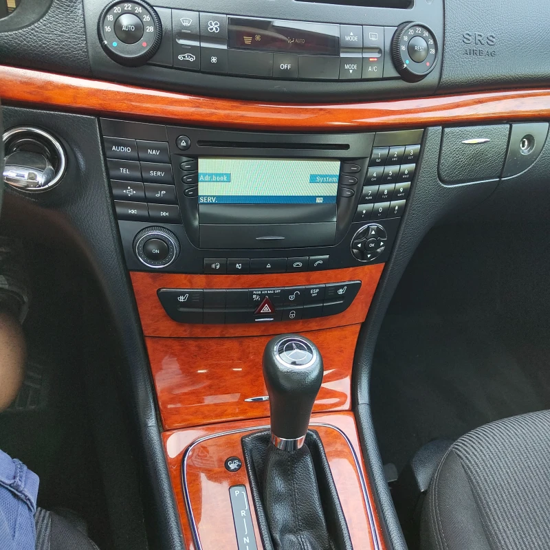 Mercedes-Benz E 200, снимка 3 - Автомобили и джипове - 52368457