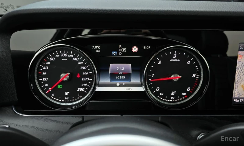 Mercedes-Benz E 220, снимка 8 - Автомобили и джипове - 53308277