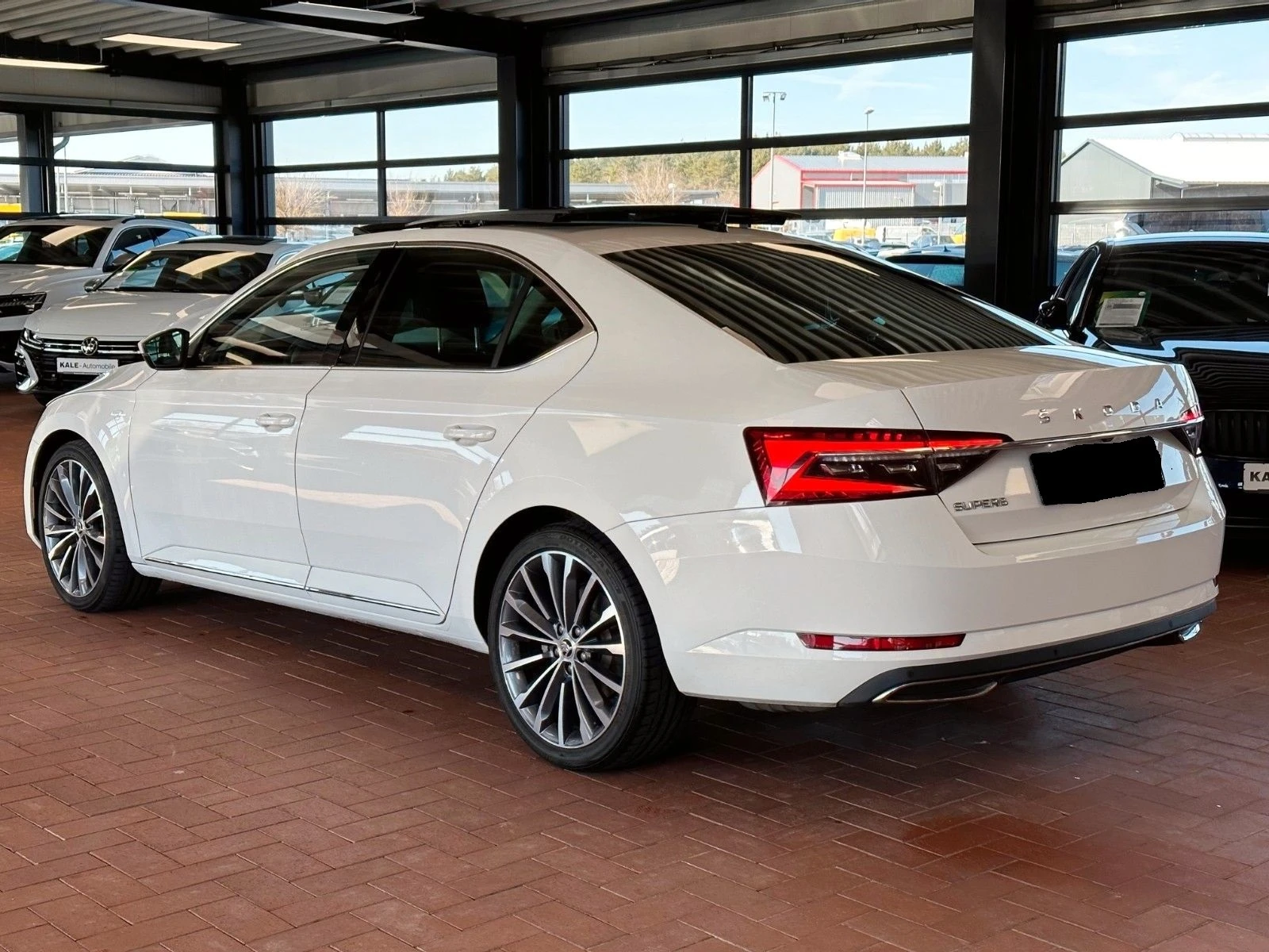 Skoda Superb 2.0TDI*DSG*L&K*19Zoll*PANO*CANTON*DCC - изображение 5