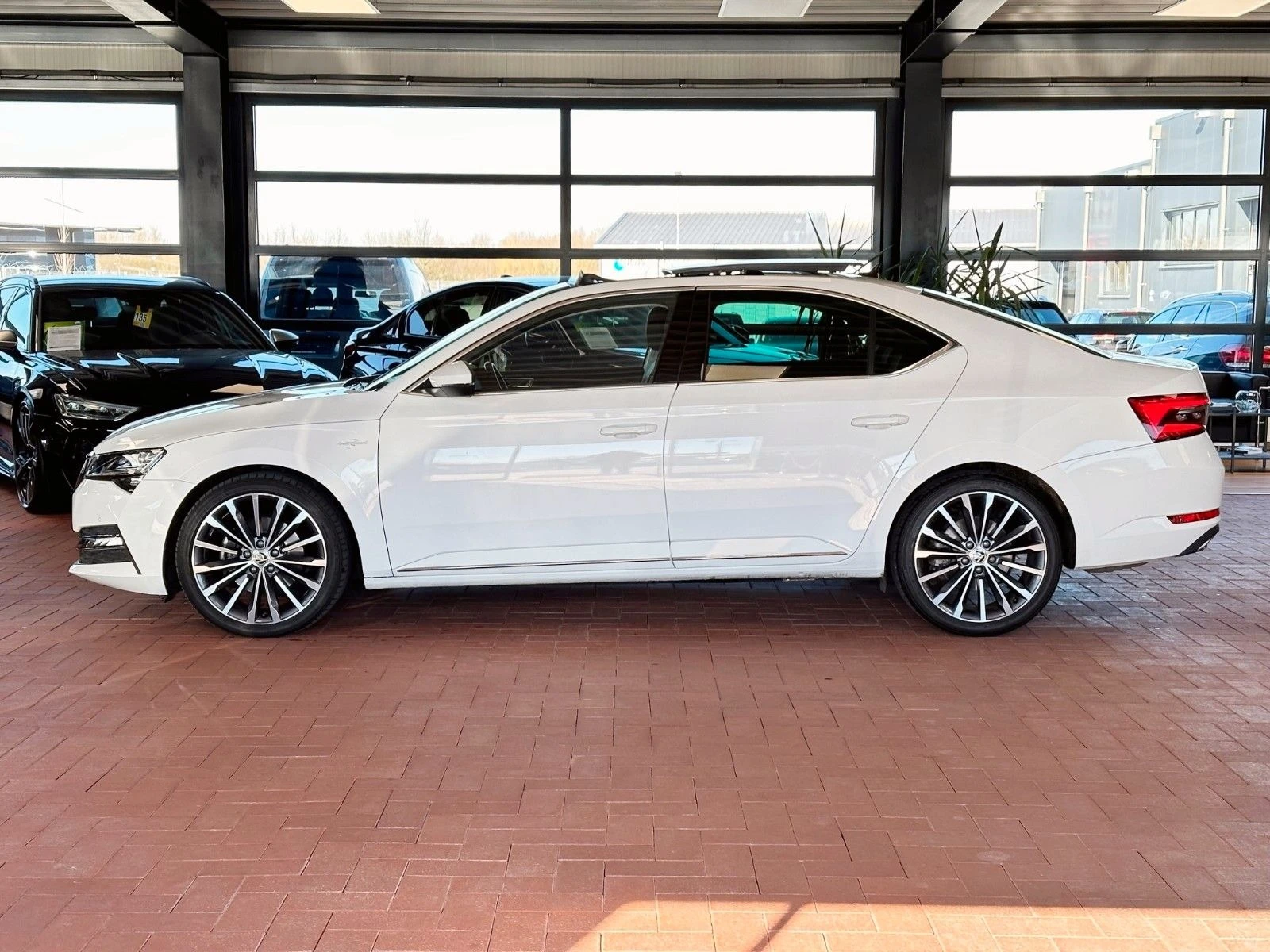 Skoda Superb 2.0TDI*DSG*L&K*19Zoll*PANO*CANTON*DCC - изображение 4