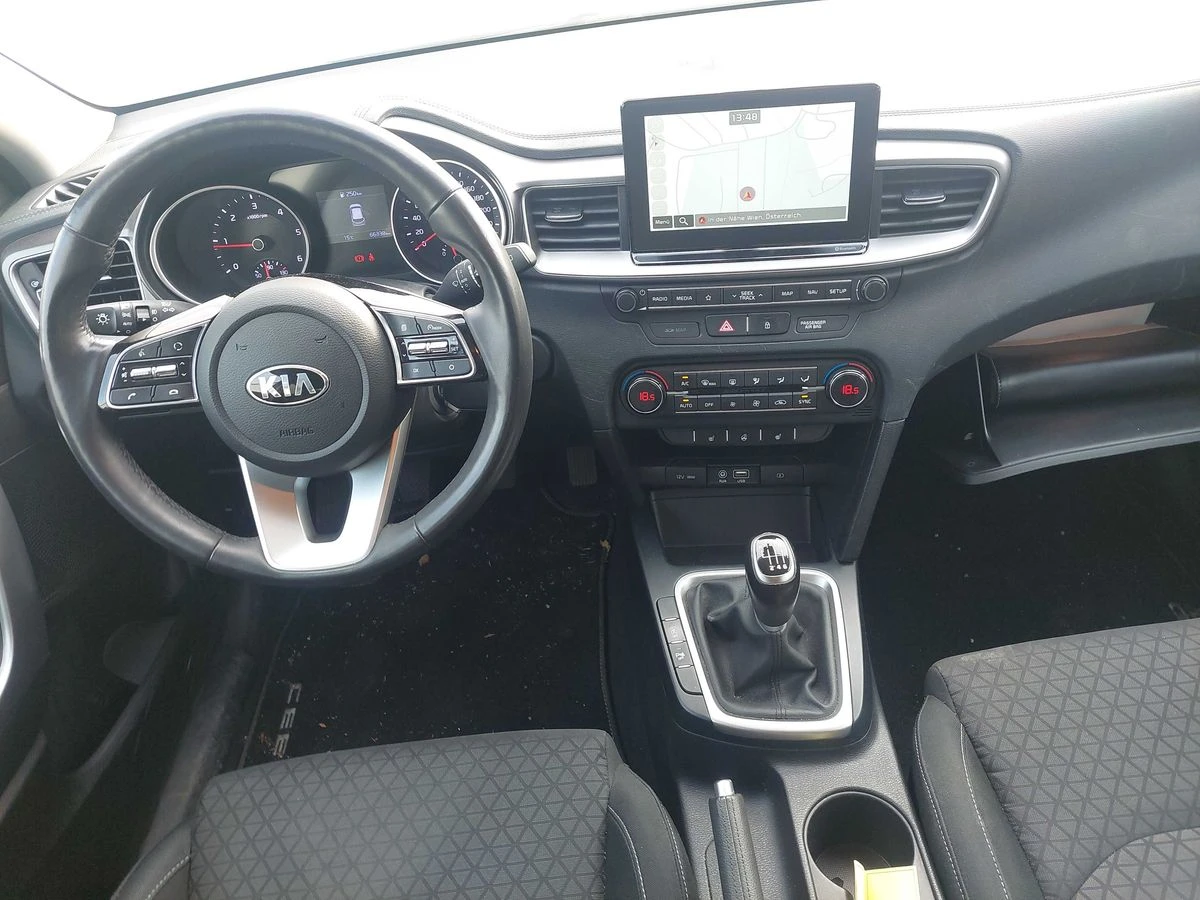 Kia Ceed * 1.6 CRDi Silber* АВТОФИНАНСИРАНЕ*  - изображение 10