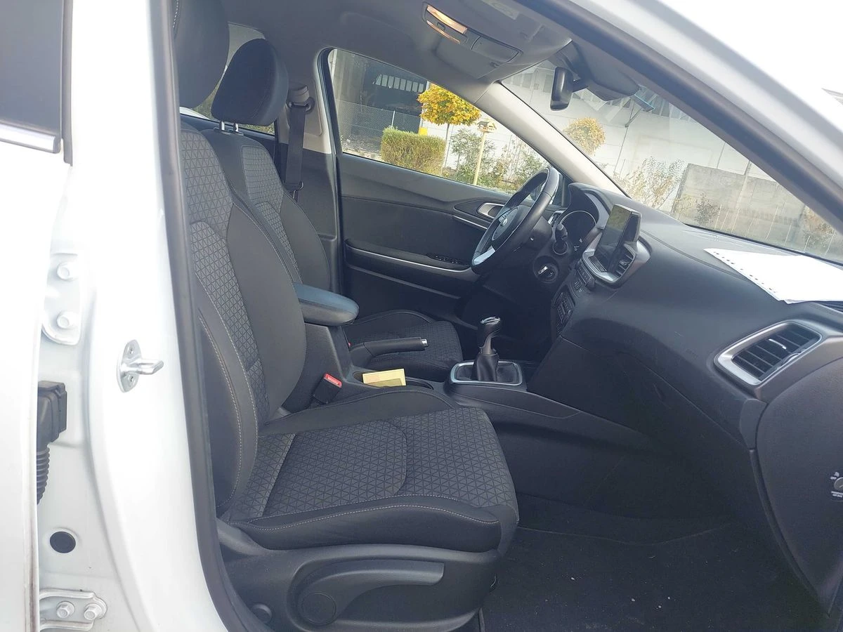 Kia Ceed * 1.6 CRDi Silber* АВТОФИНАНСИРАНЕ*  - изображение 9