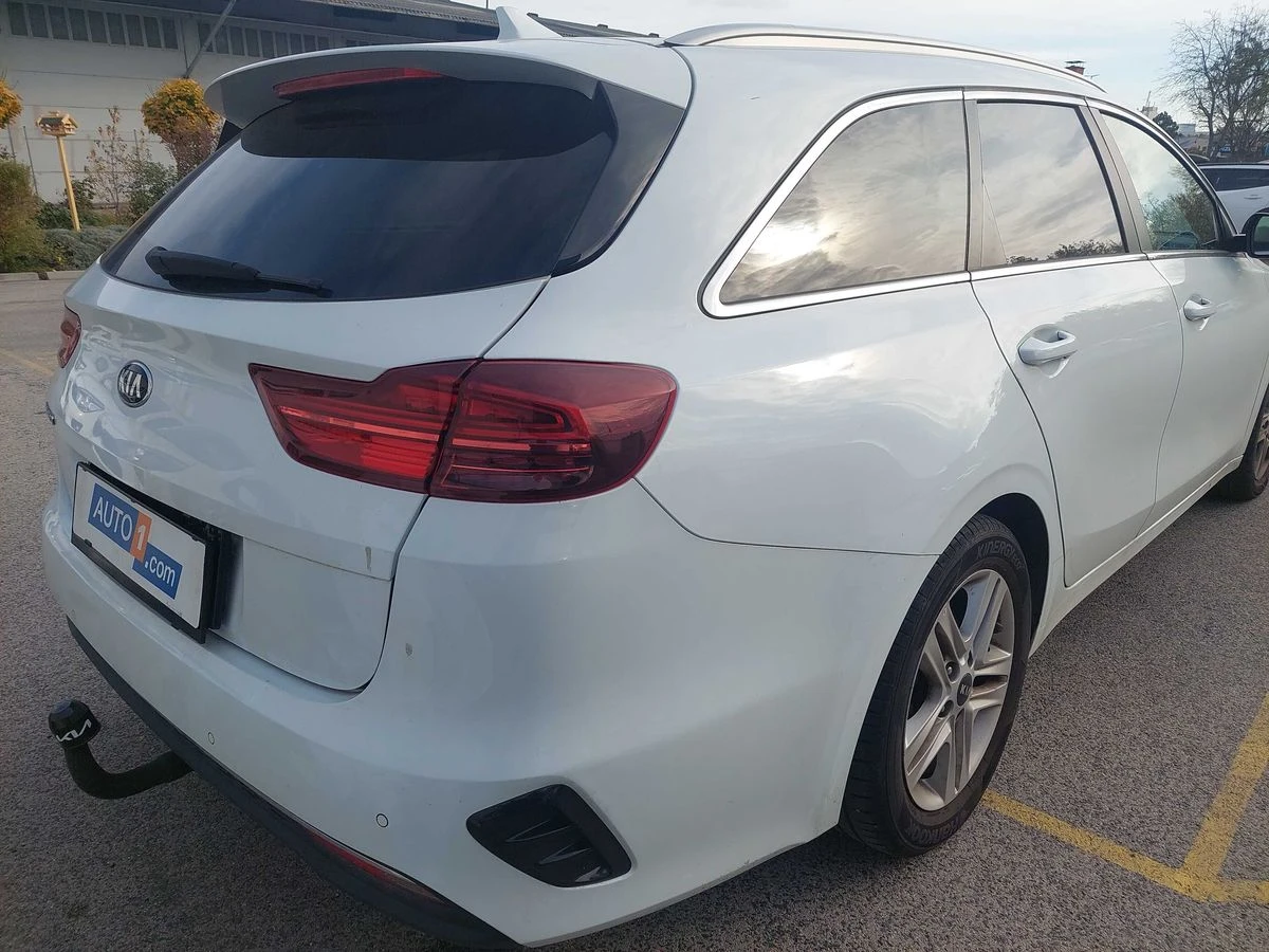 Kia Ceed * 1.6 CRDi Silber* АВТОФИНАНСИРАНЕ*  - изображение 4