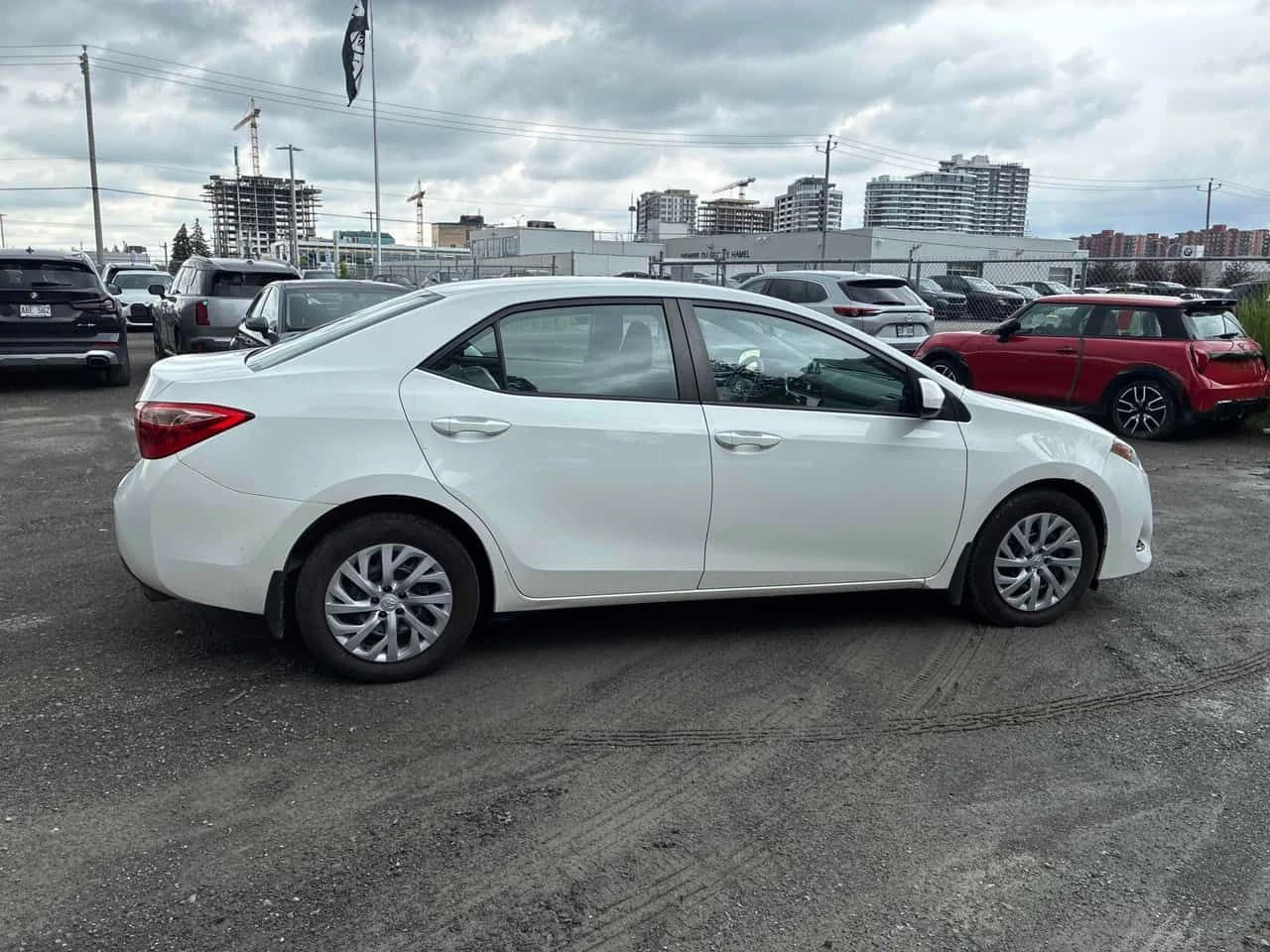 Toyota Corolla * 4dr Sdn * АВТОКРЕДИТ БЕЗ ПЪРВОНАЧАЛНА ВНОСКА* , снимка 3 - Автомобили и джипове - 55070312