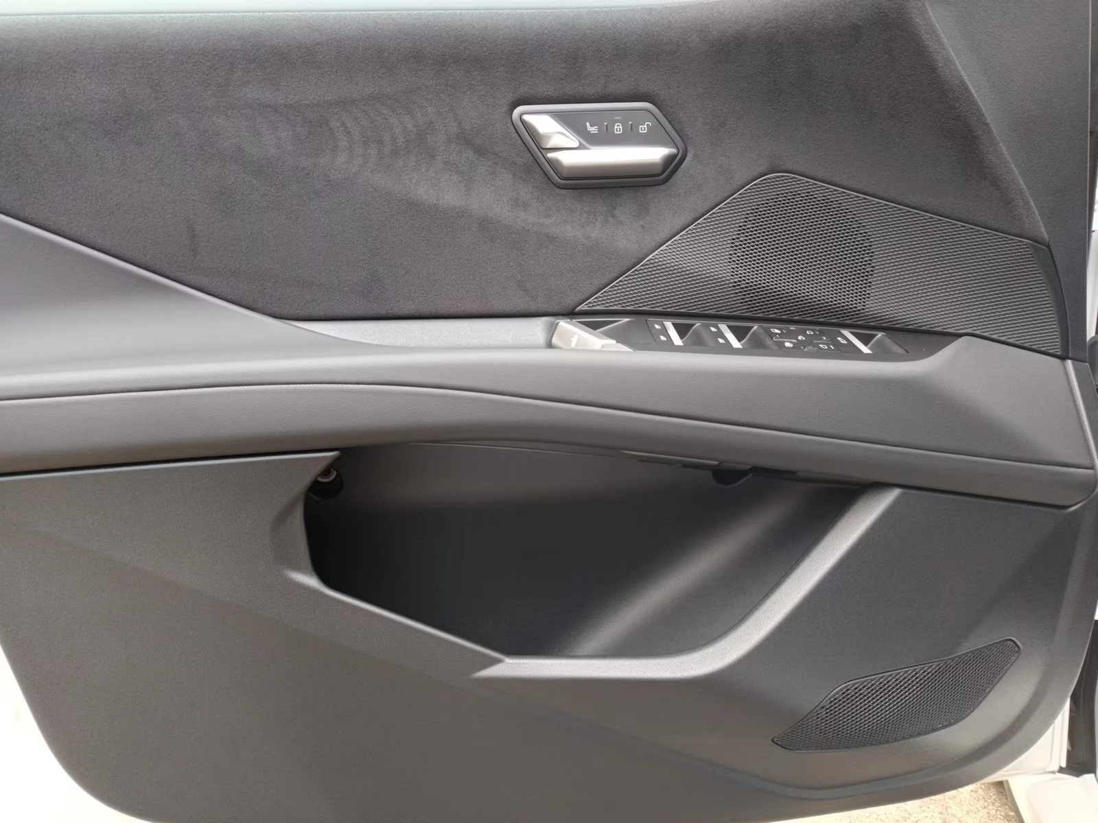 BMW iX3 40 / M SPORT / ICONIC GLOW / HUD / , снимка 9 - Автомобили и джипове - 55471874