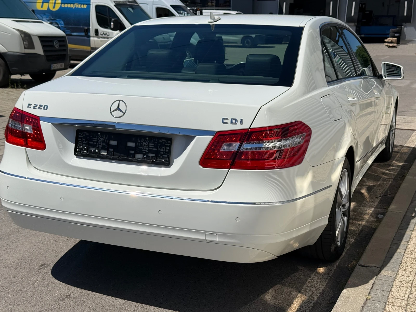 Mercedes-Benz E 220 Avangarde+ BlueMotion+ Кожа-Плат+ 7Gtronic, снимка 5 - Автомобили и джипове - 55707813