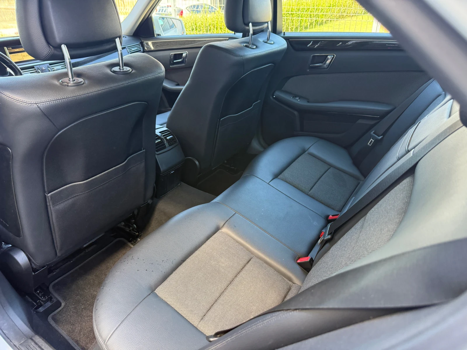 Mercedes-Benz E 220 Avangarde+ BlueMotion+ Кожа-Плат+ 7Gtronic, снимка 10 - Автомобили и джипове - 55707813