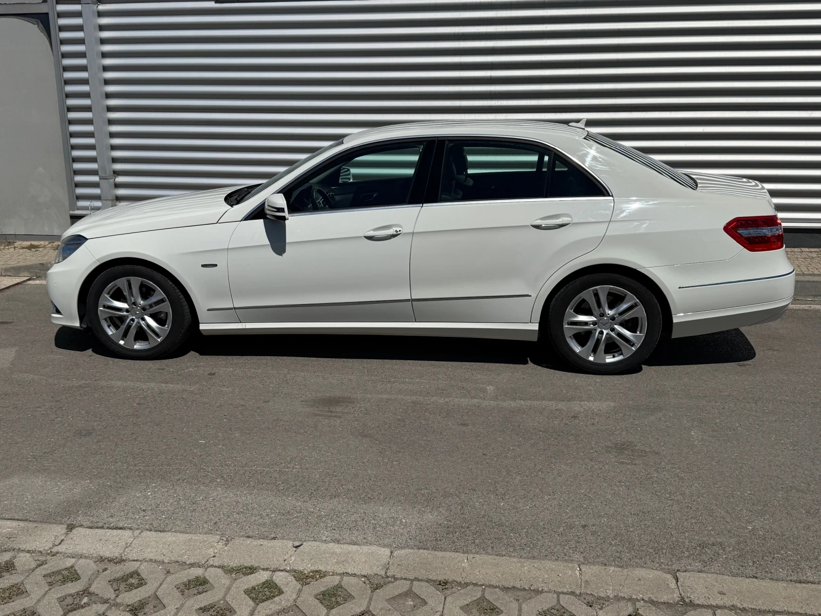 Mercedes-Benz E 220 Avangarde+ BlueMotion+ Кожа-Плат+ 7Gtronic, снимка 2 - Автомобили и джипове - 55707813