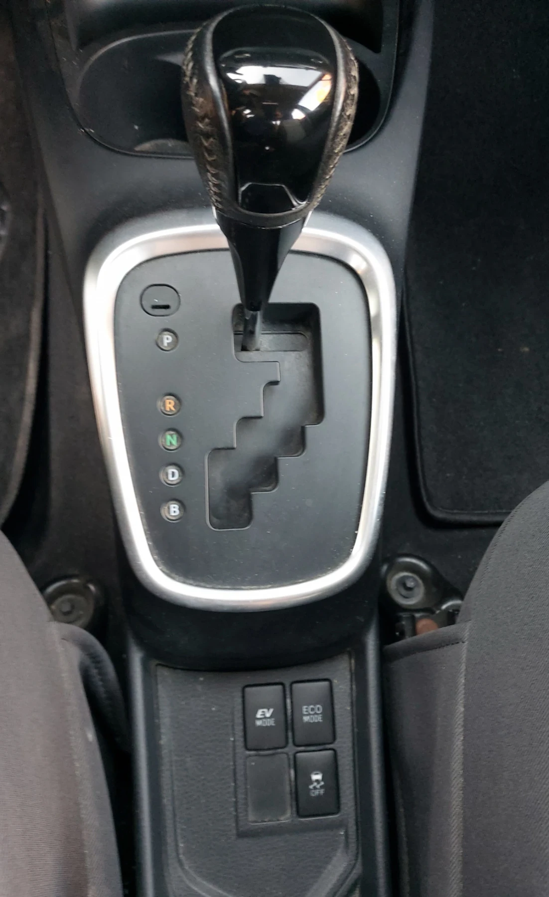 Toyota Yaris Feis Hybrid  FULL..., снимка 9 - Автомобили и джипове - 56097116