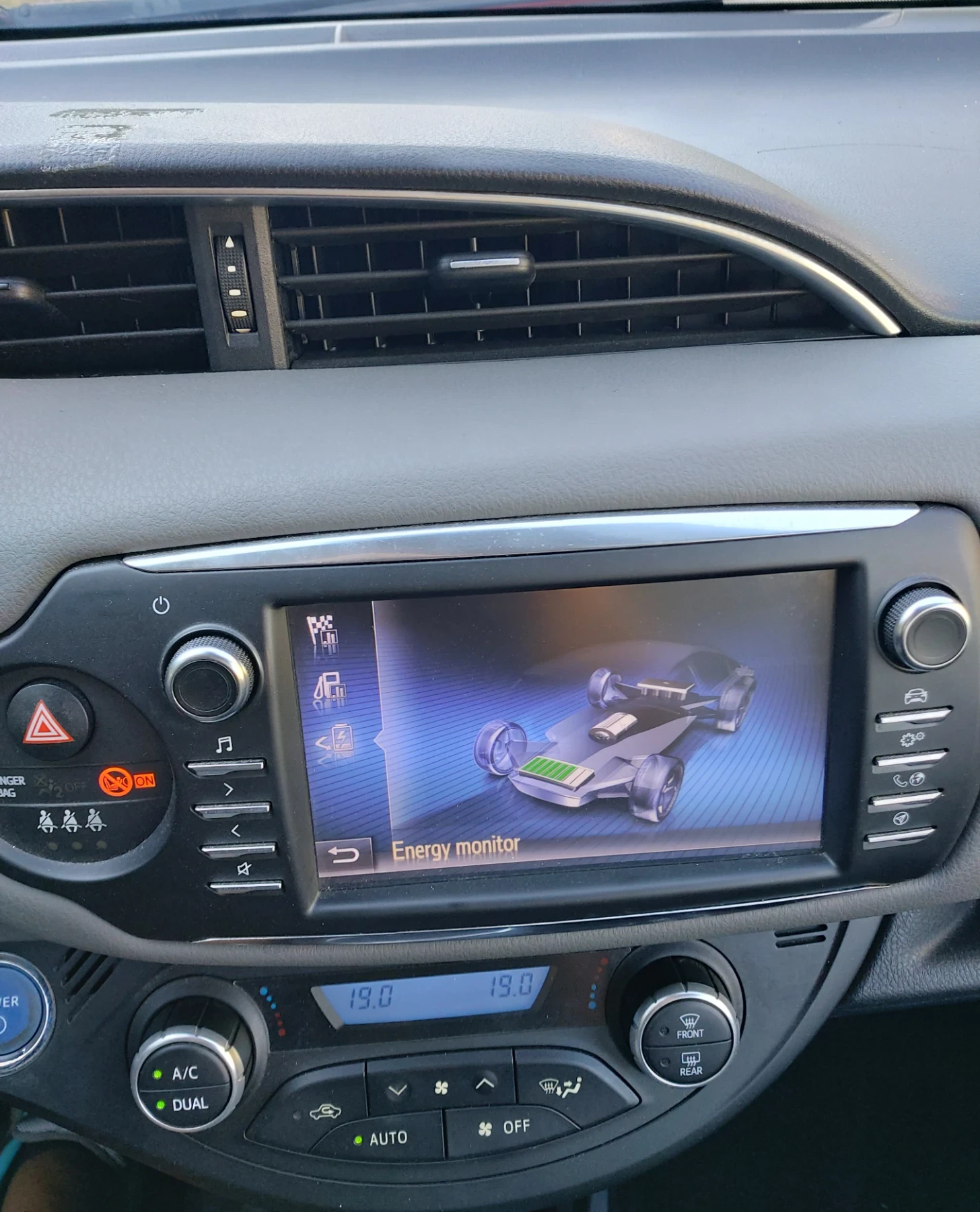 Toyota Yaris Feis Hybrid  FULL..., снимка 16 - Автомобили и джипове - 56097116