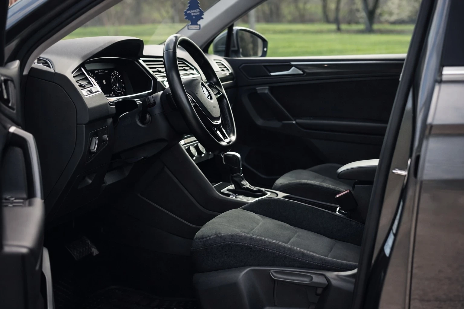 VW Tiguan 2.0 TDI/190hp/4motion/Lane/Side/ACC, снимка 9 - Автомобили и джипове - 54102700