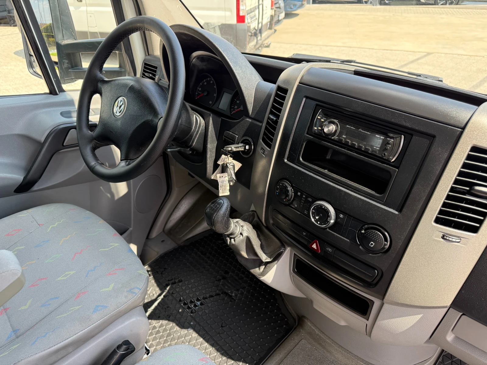 VW Crafter 2.5TDI до 3.5т. 4.20м Климатроник , снимка 13 - Бусове и автобуси - 55543101