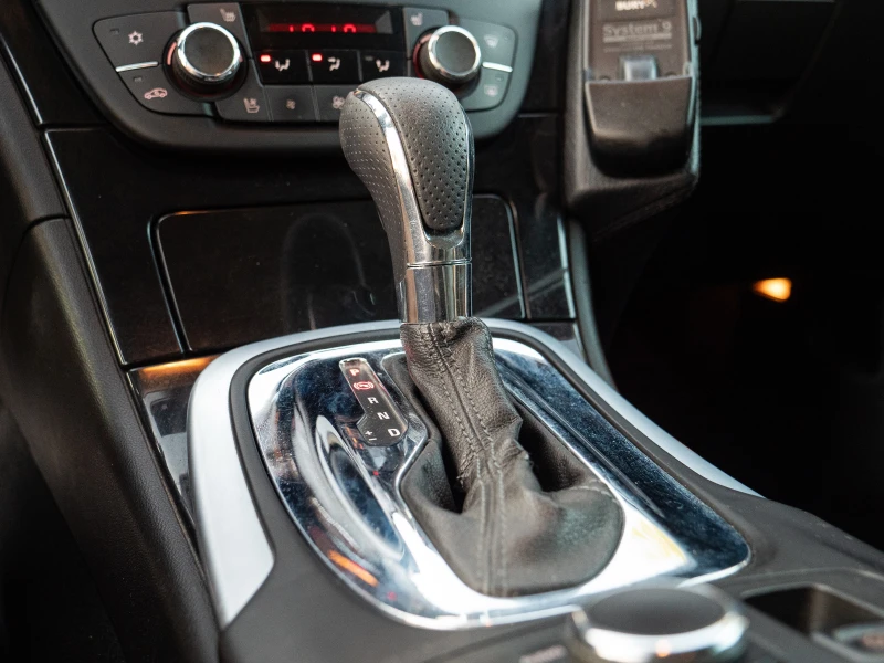 Opel Insignia Insignia, снимка 16 - Автомобили и джипове - 51373156