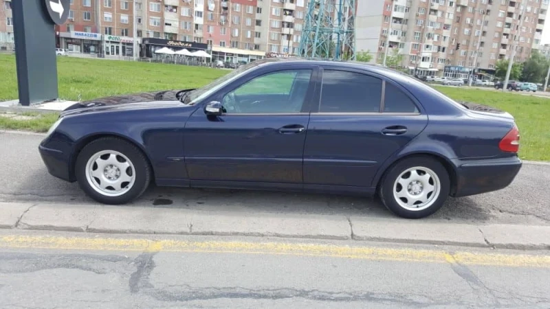 Mercedes-Benz E 220, снимка 2 - Автомобили и джипове - 47956769