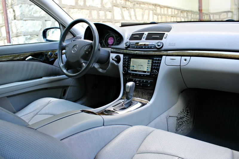 Mercedes-Benz E 320 Avantgarde Full Екстри Швейцария, снимка 12 - Автомобили и джипове - 50527559