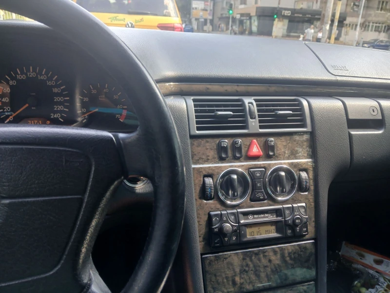 Mercedes-Benz E 240, снимка 11 - Автомобили и джипове - 51665184