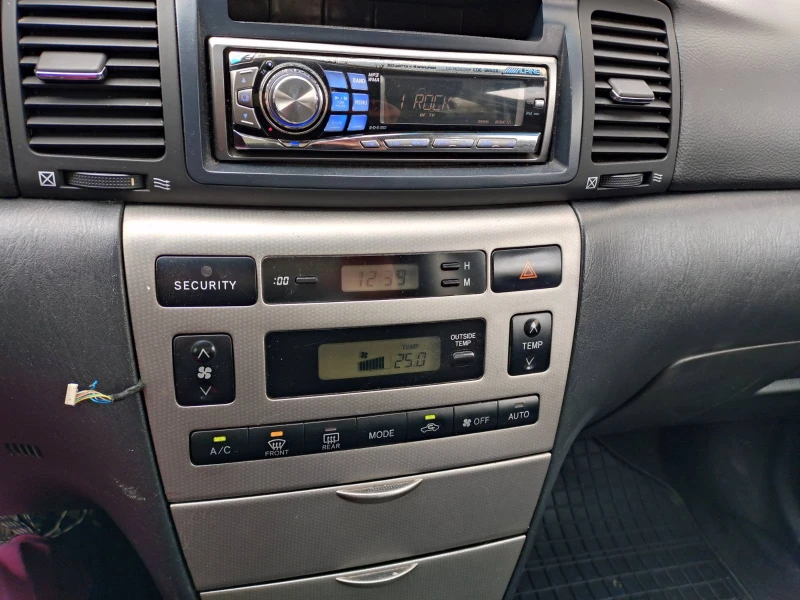 Toyota Corolla 1.4 vvt-i, снимка 12 - Автомобили и джипове - 53221091