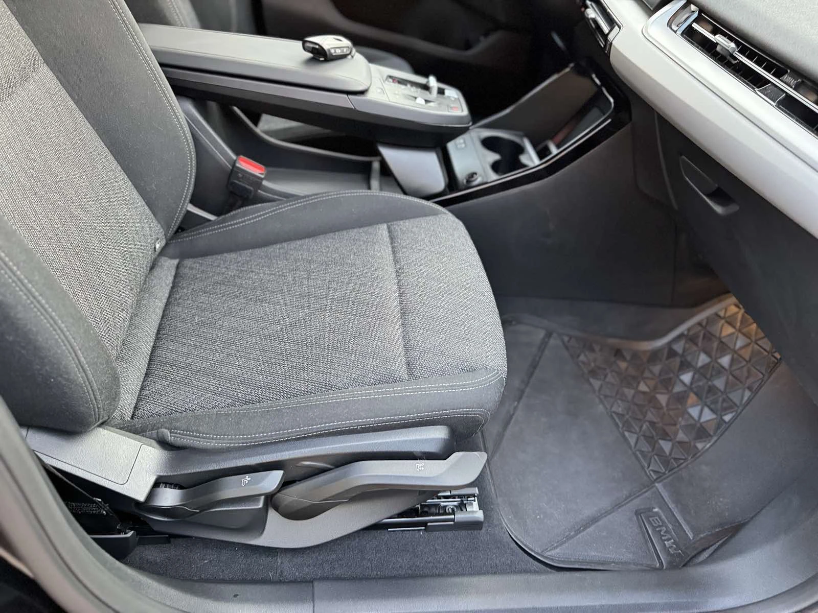 BMW iX2 eDrive20 - изображение 9