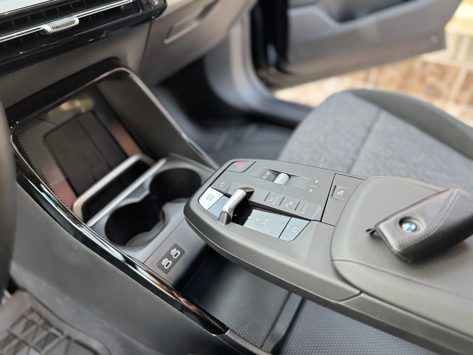 BMW iX2 eDrive20 - изображение 6