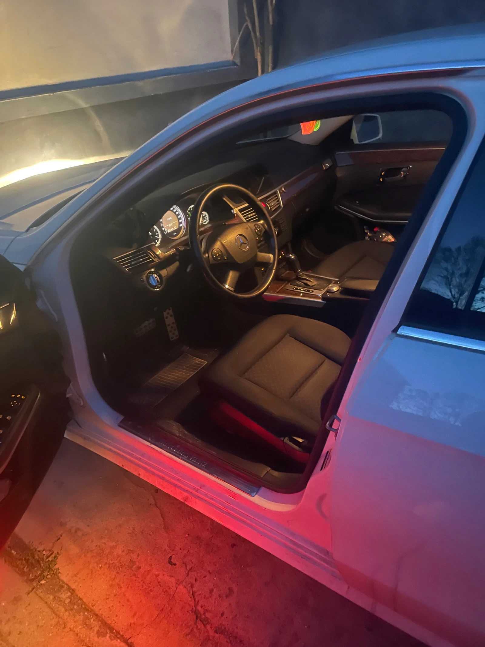 Mercedes-Benz E 220, снимка 4 - Автомобили и джипове - 53460352