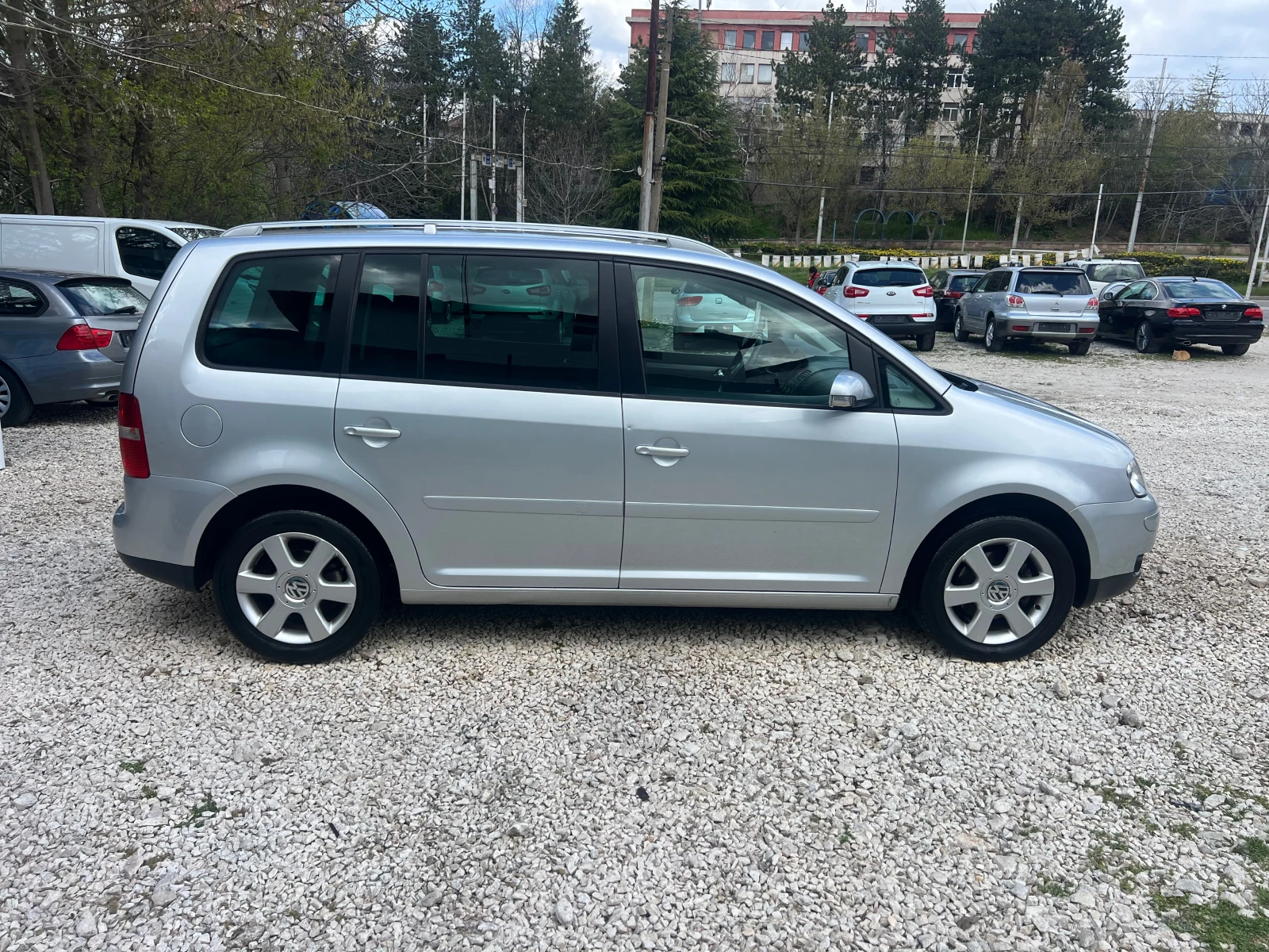 VW Touran 2, 0tdi Highline Автоматик, снимка 6 - Автомобили и джипове - 54147615