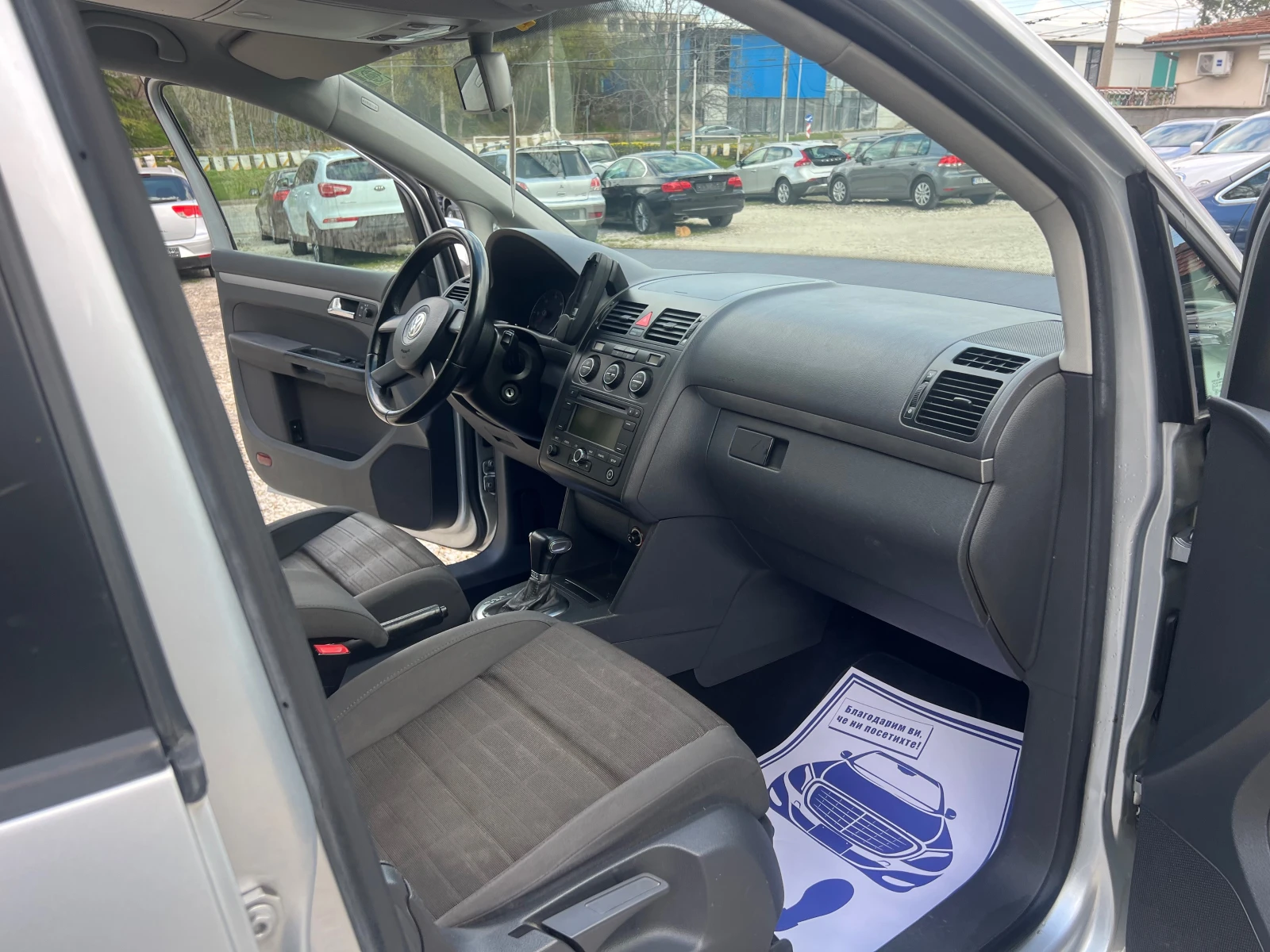 VW Touran 2, 0tdi Highline Автоматик, снимка 12 - Автомобили и джипове - 54147615
