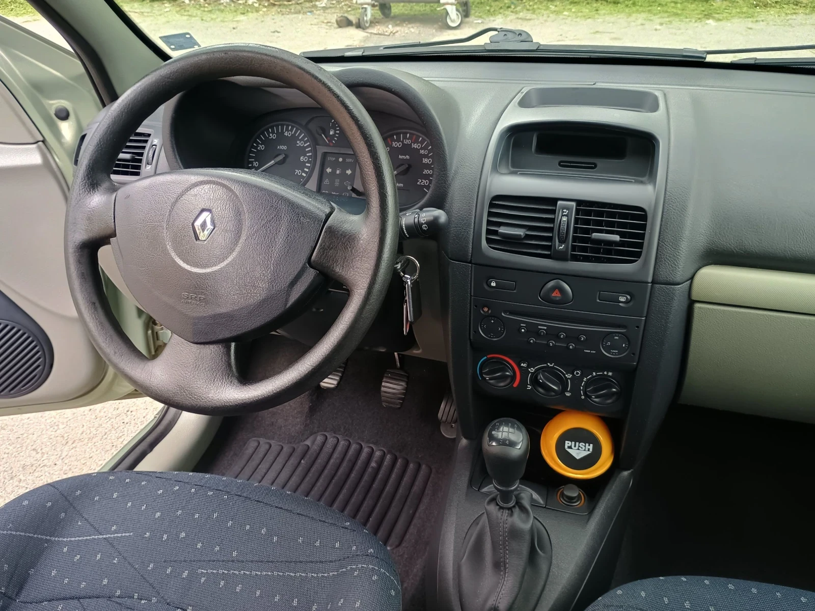Renault Clio 2, снимка 8 - Автомобили и джипове - 54390877
