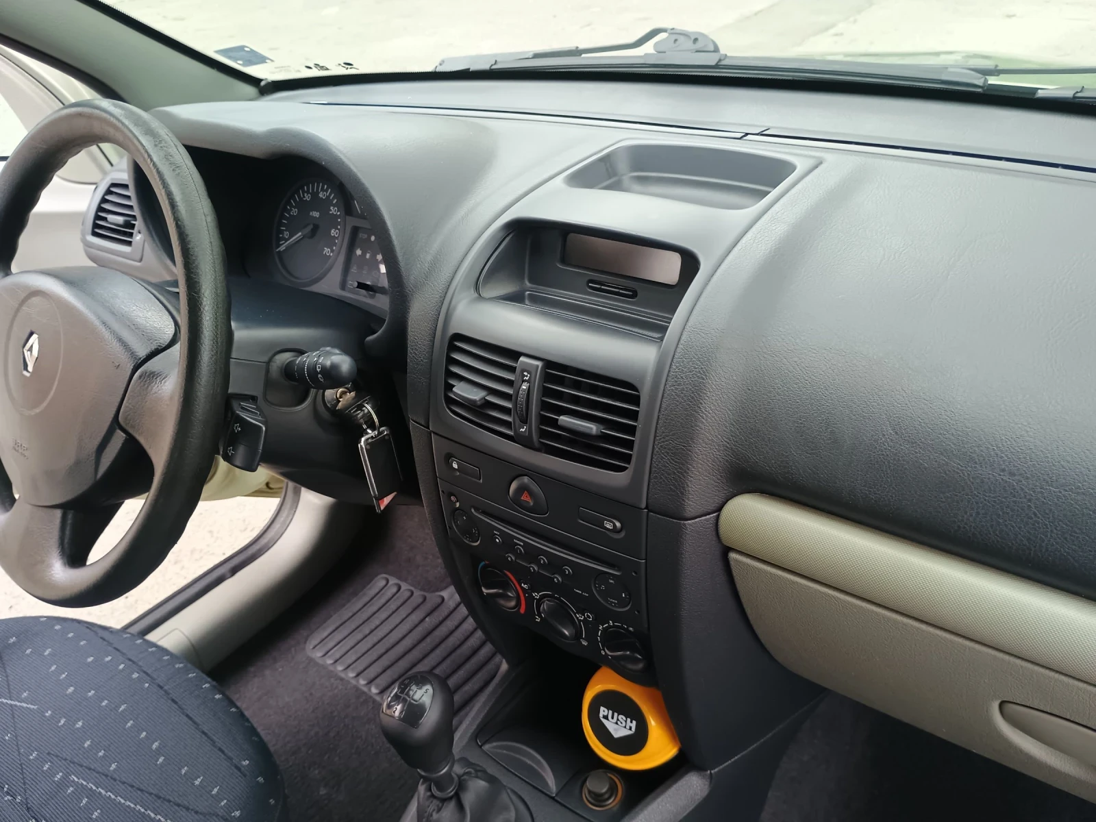 Renault Clio 2, снимка 13 - Автомобили и джипове - 54390877