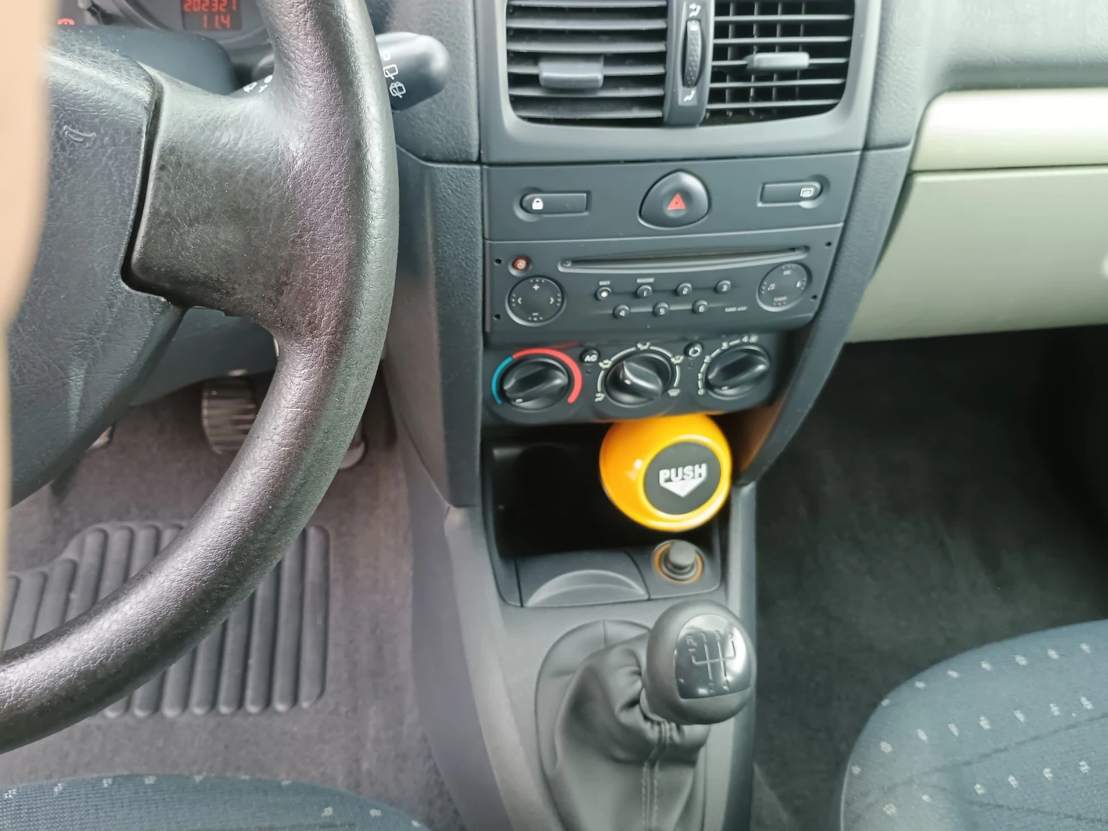 Renault Clio 2, снимка 9 - Автомобили и джипове - 54390877