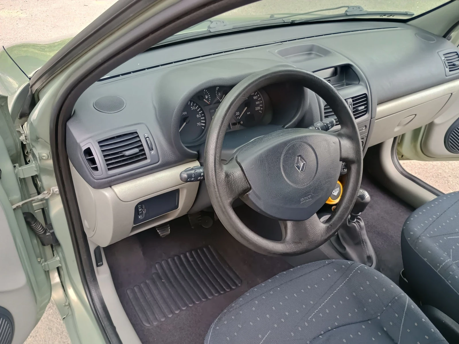 Renault Clio 2, снимка 17 - Автомобили и джипове - 54390877