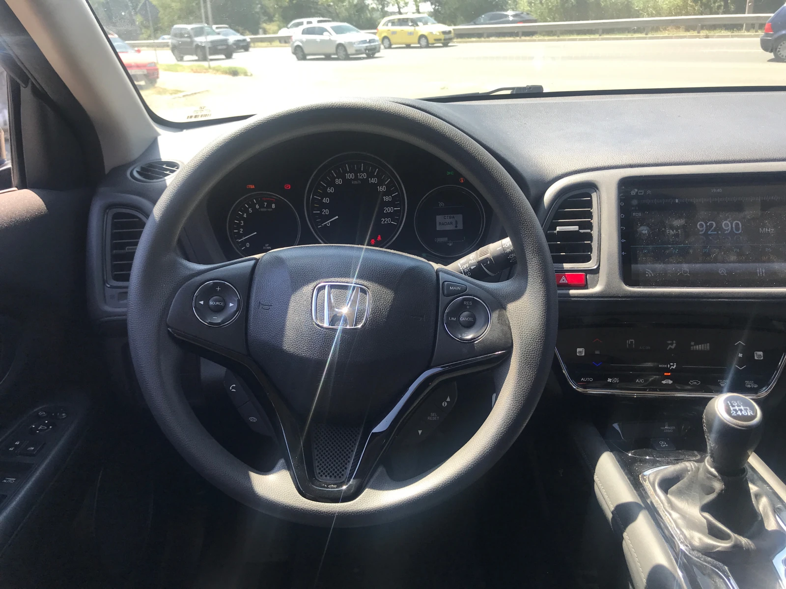 Honda Hr-v 1, 5 i-VTEC, снимка 8 - Автомобили и джипове - 55442012