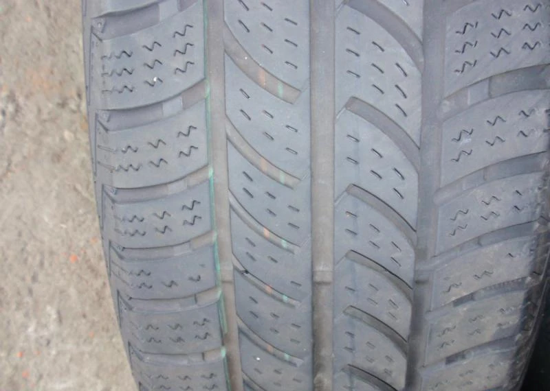 Гуми Всесезонни 215/60R17, снимка 4 - Гуми и джанти - 6066740