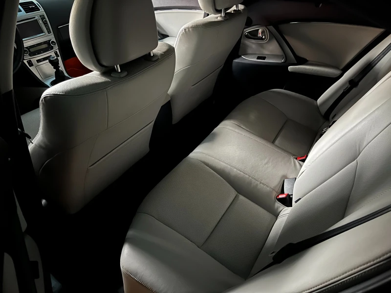 Toyota Avensis 1.8 Executive Touring, снимка 7 - Автомобили и джипове - 52358761