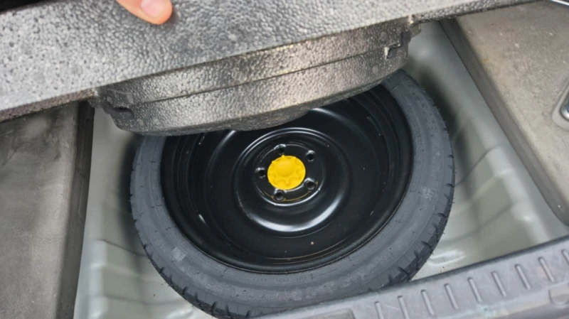 Toyota Avensis 1.8 Executive Touring, снимка 14 - Автомобили и джипове - 52358761