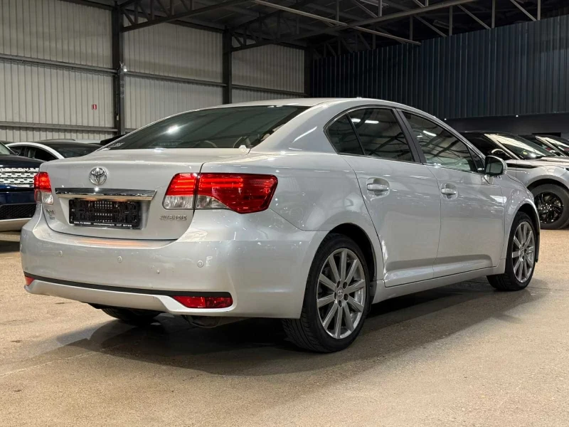 Toyota Avensis 1.8 Executive Touring, снимка 5 - Автомобили и джипове - 52358761