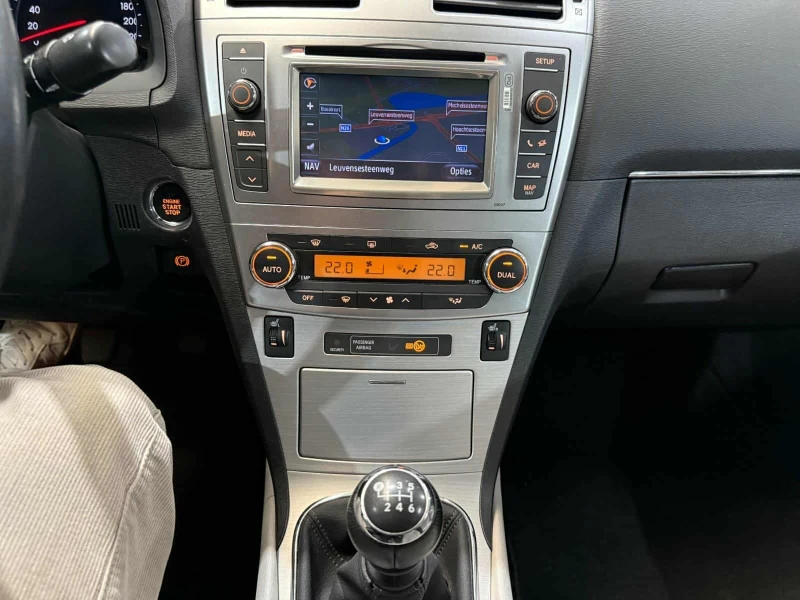 Toyota Avensis 1.8 Executive Touring, снимка 12 - Автомобили и джипове - 52358761