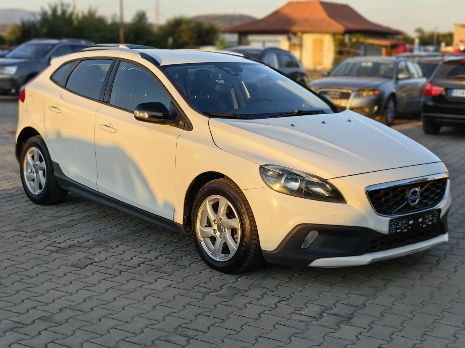 Volvo V40 Cross Country Автоматик 120 000км - изображение 8