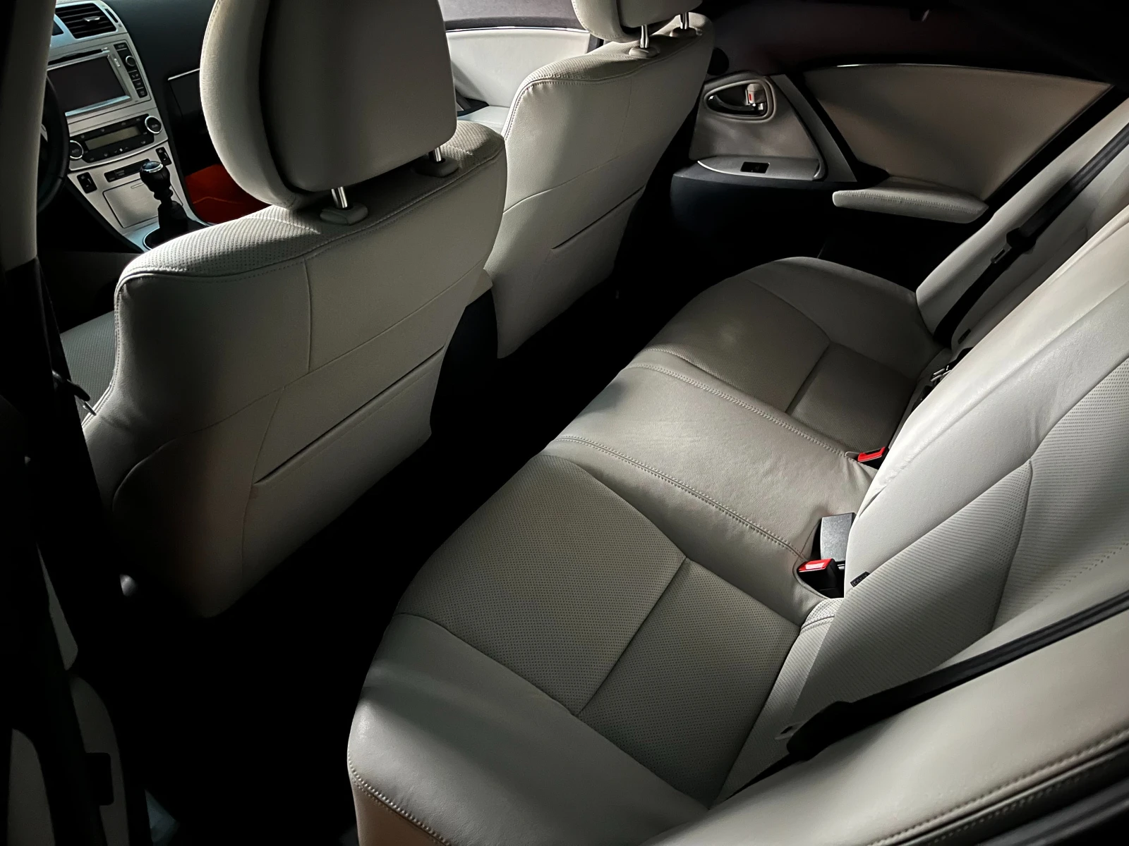 Toyota Avensis 1.8 Executive Touring - изображение 7