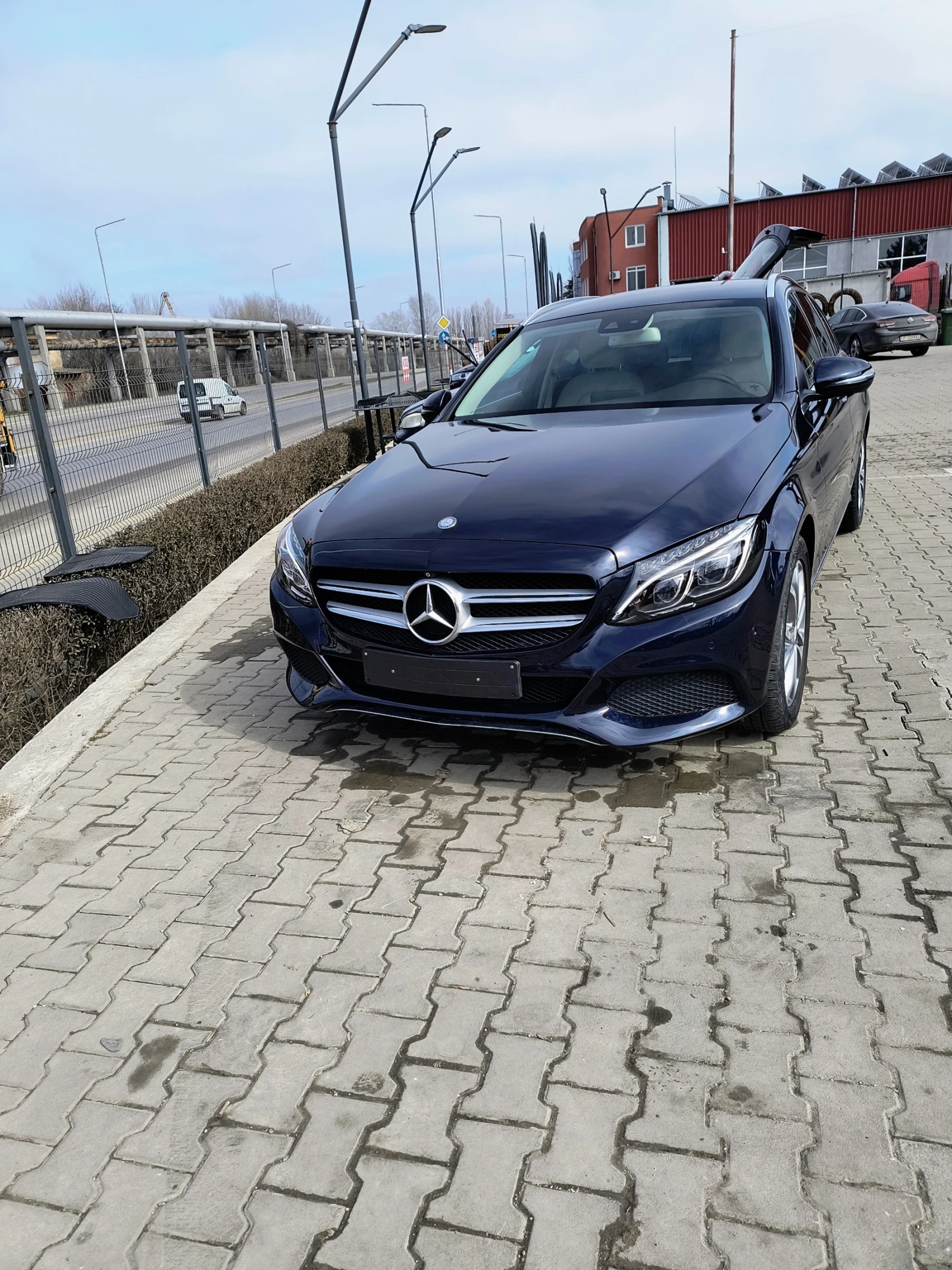 Mercedes-Benz C 350 Премиум Изпълнение Full Led, снимка 3 - Автомобили и джипове - 53980386