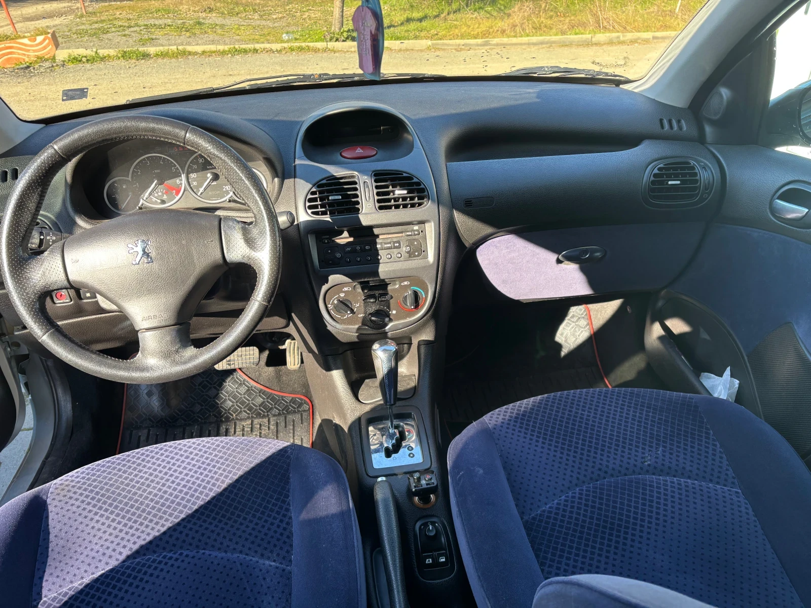 Peugeot 206 1, 4 Автоматк, снимка 4 - Автомобили и джипове - 53781892