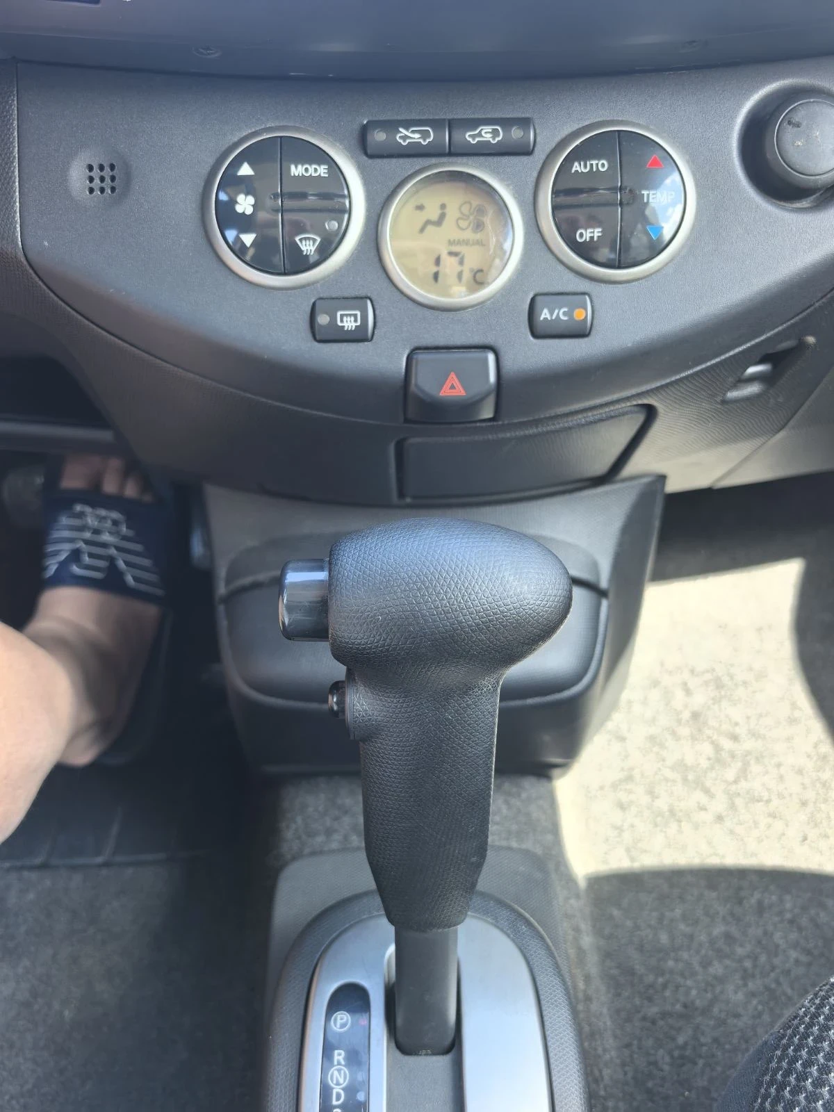 Nissan Micra 1, 4 бензин автоматик, снимка 6 - Автомобили и джипове - 54972903
