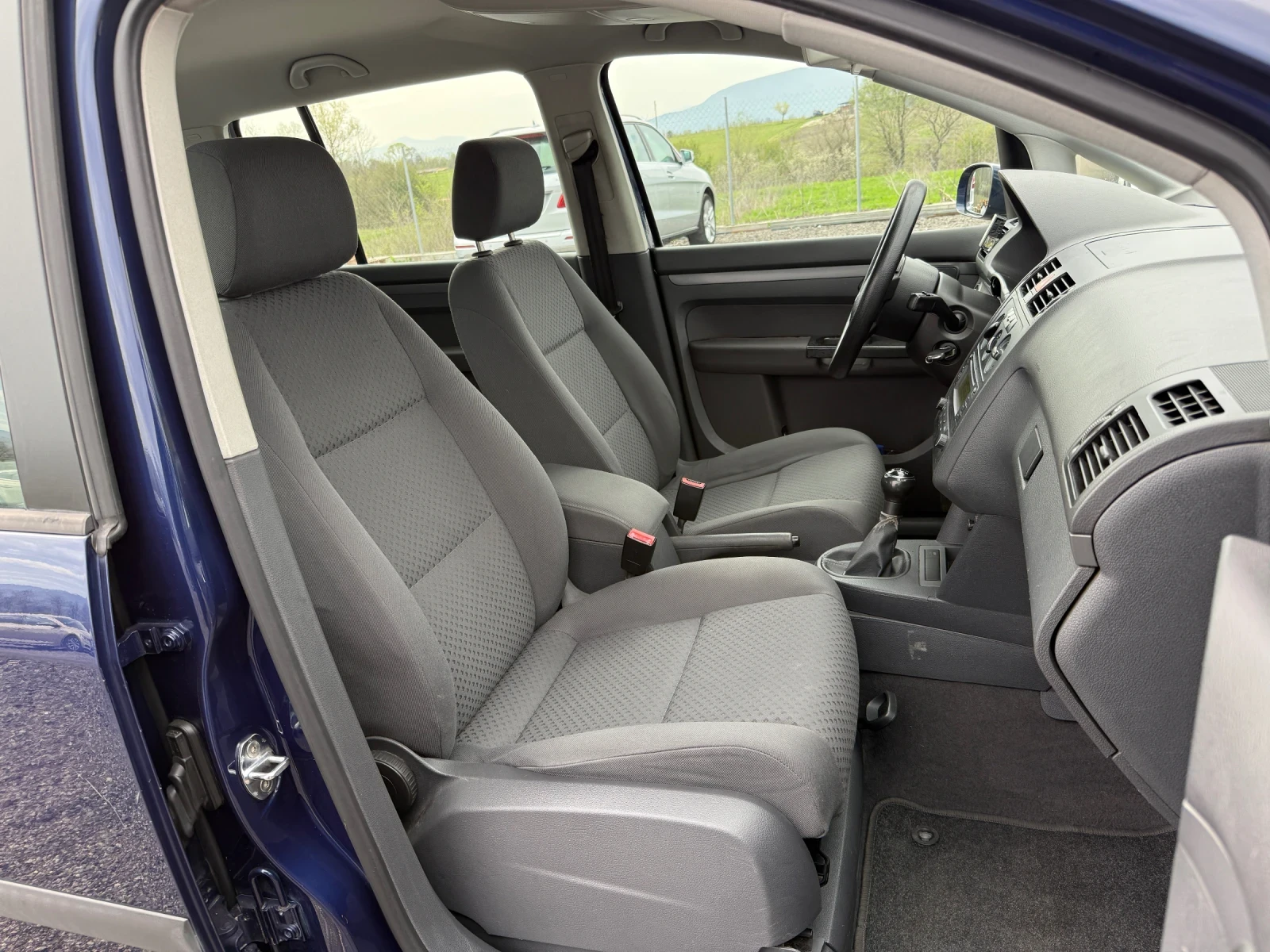 VW Touran, снимка 7 - Автомобили и джипове - 55669470