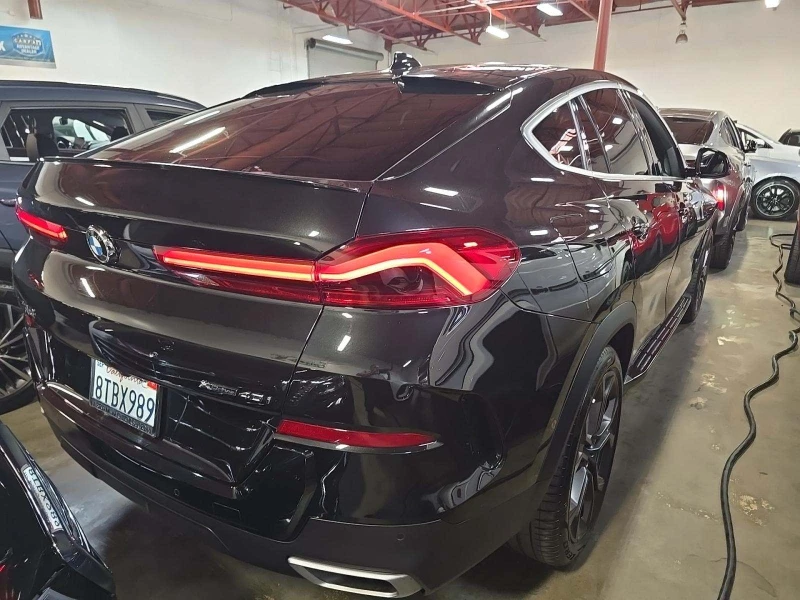 BMW X6 SWAROVSKI* DISTRONIC* HUD* H/K* PANO* AMBI* , снимка 3 - Автомобили и джипове - 53523459