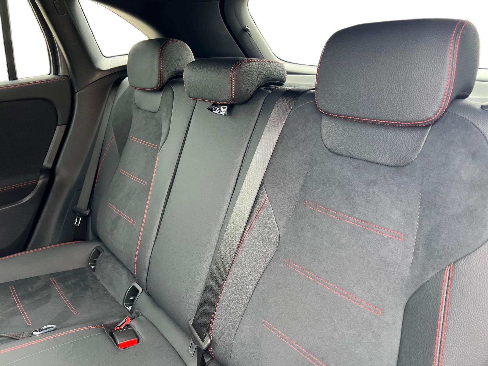 Mercedes-Benz GLA 220 d 4MATIC, снимка 12 - Автомобили и джипове - 52412657