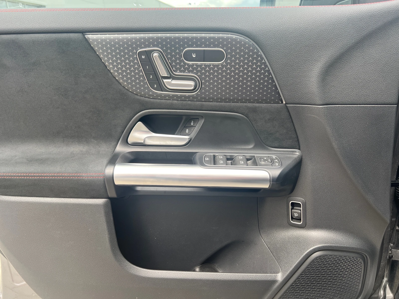 Mercedes-Benz GLA 220 d 4MATIC, снимка 10 - Автомобили и джипове - 52412657